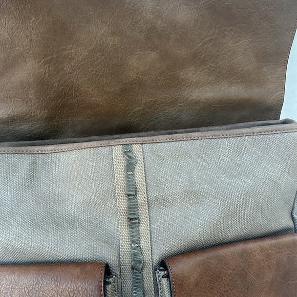 New AUTHENTIC GUESS Mens Leather Messenger/Canvas Travel Bag Camo - Picture 3 of 13